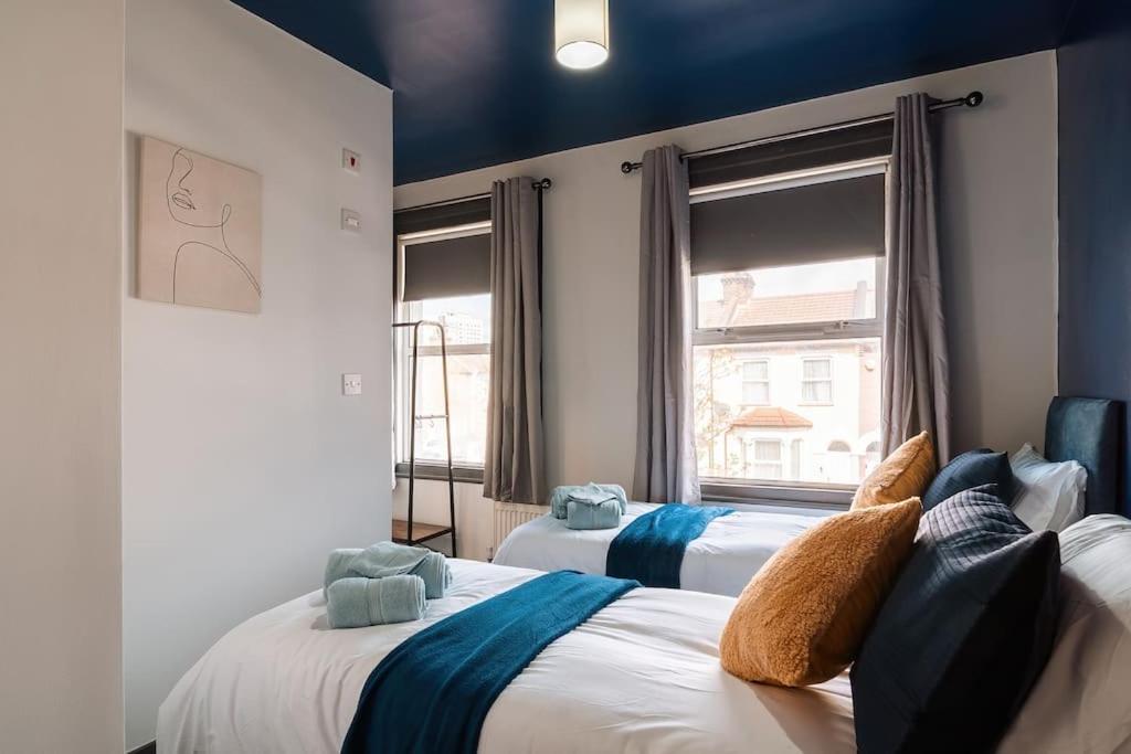 Edmonton - 4 Bedrooms, Sleeps 8, 3 Bathroom Contractor Base Londra