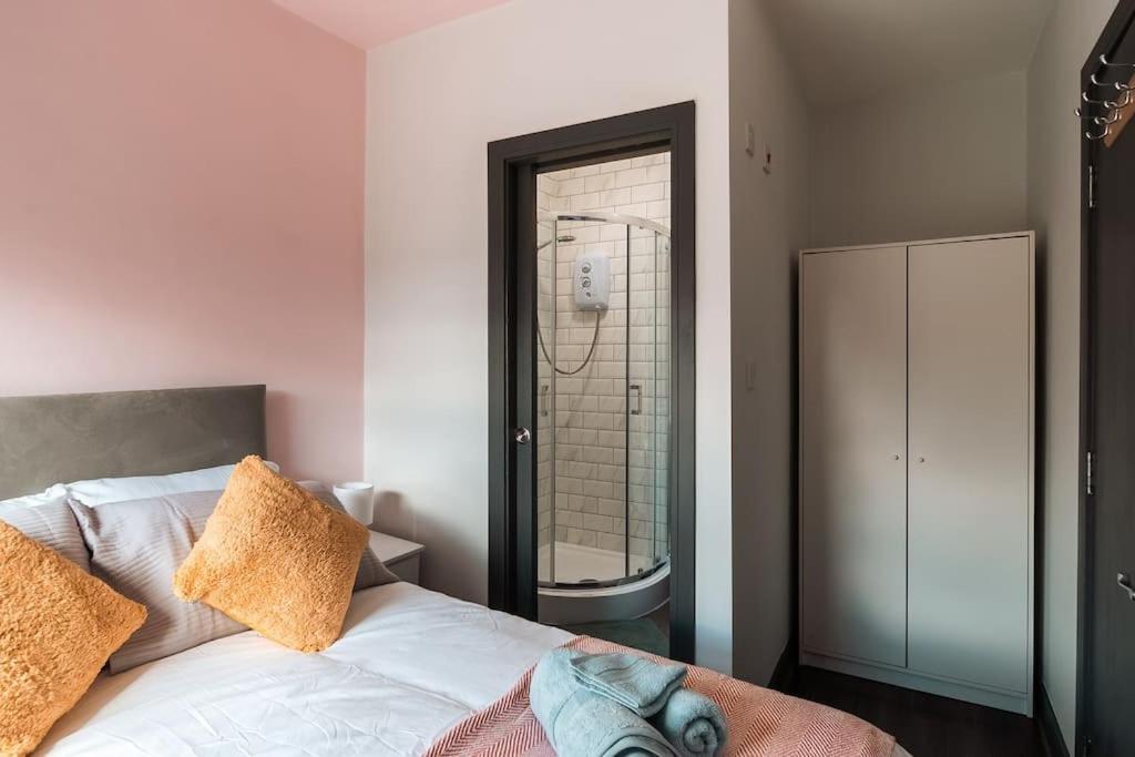 Edmonton - 4 Bedrooms, Sleeps 8, 3 Bathroom Contractor Base Casa vacanze Londra
