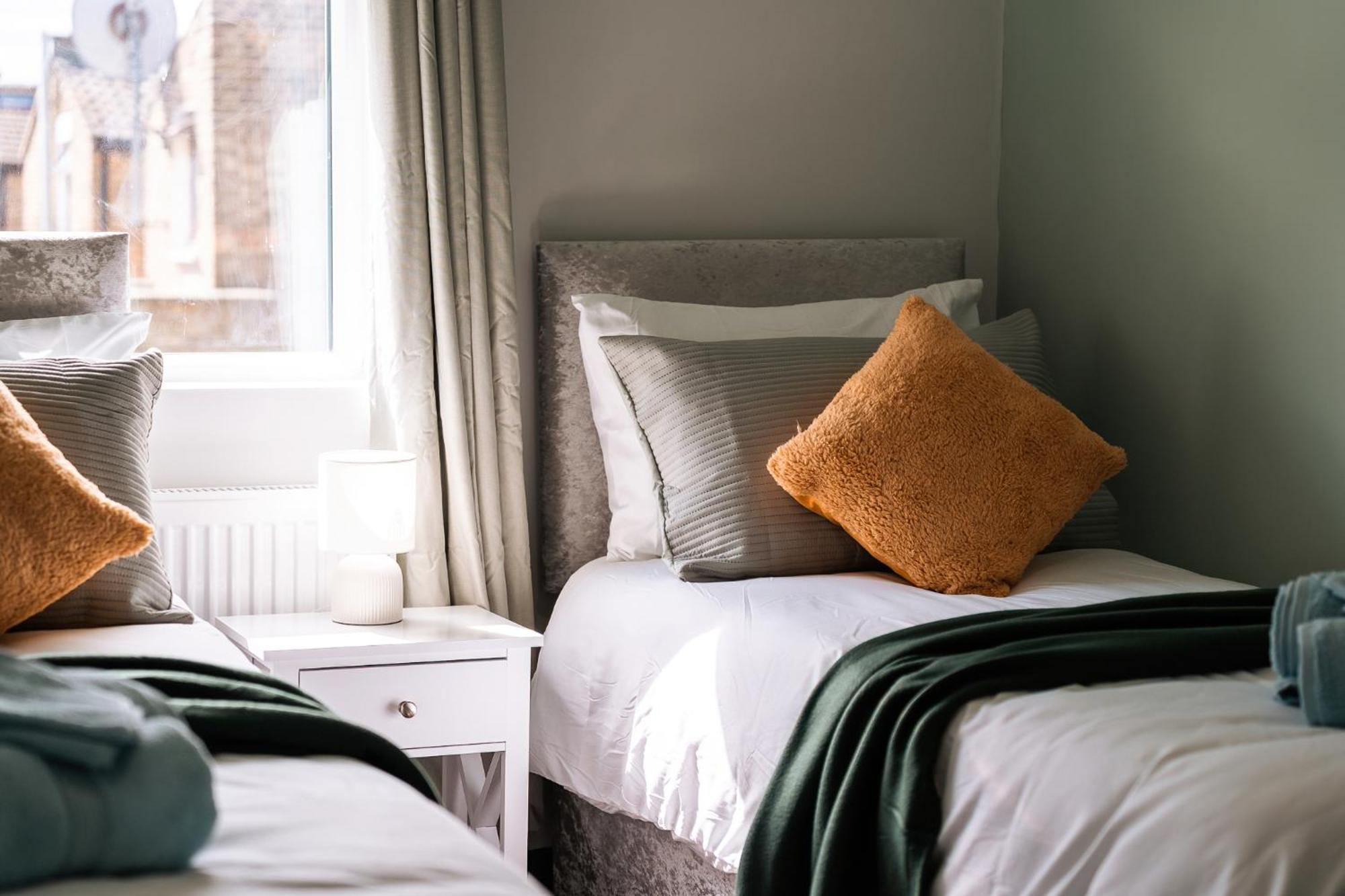 Edmonton - 4 Bedrooms, Sleeps 8, 3 Bathroom Contractor Base Casa vacanze Londra
