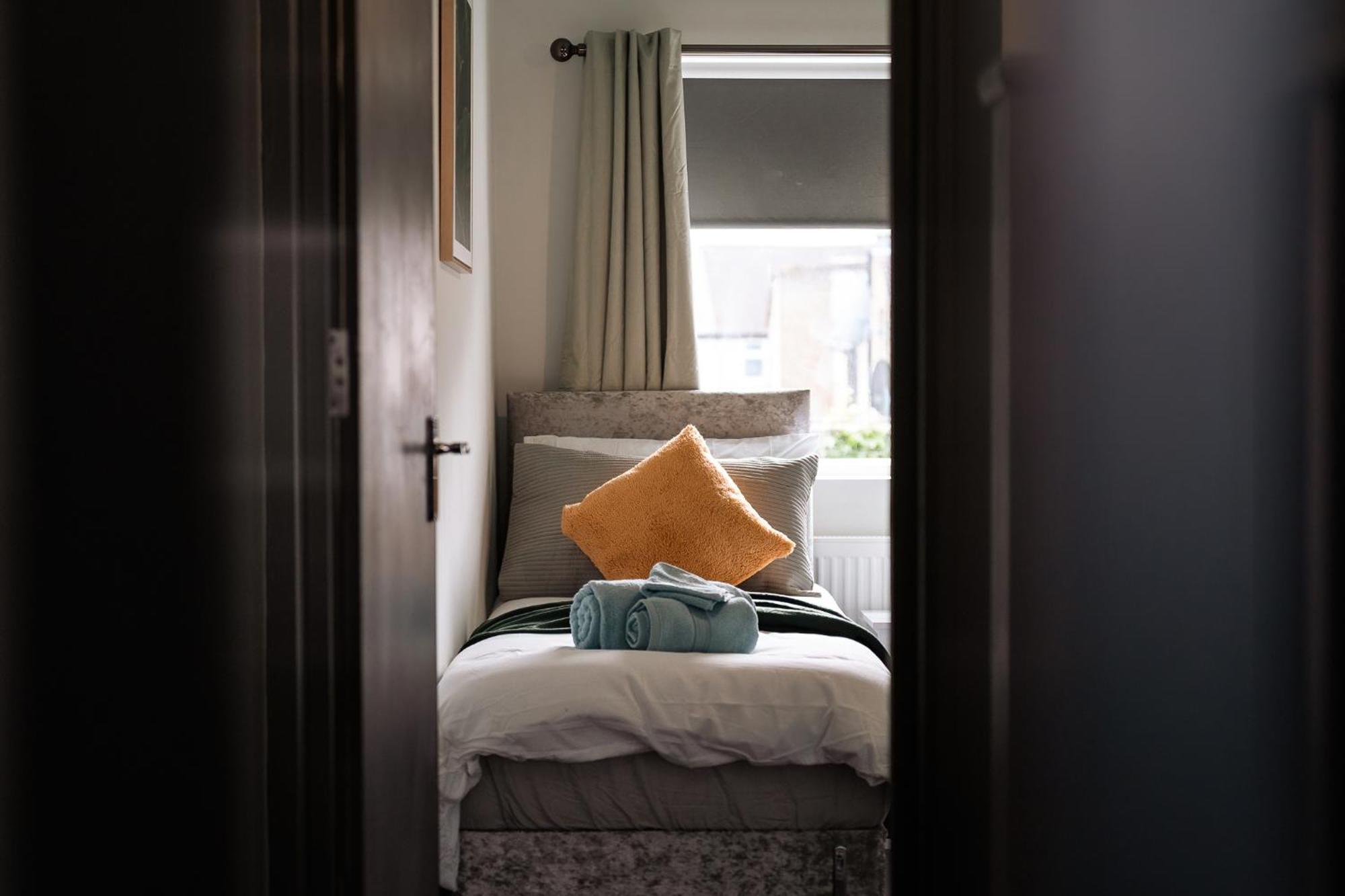 Edmonton - 4 Bedrooms, Sleeps 8, 3 Bathroom Contractor Base Londra