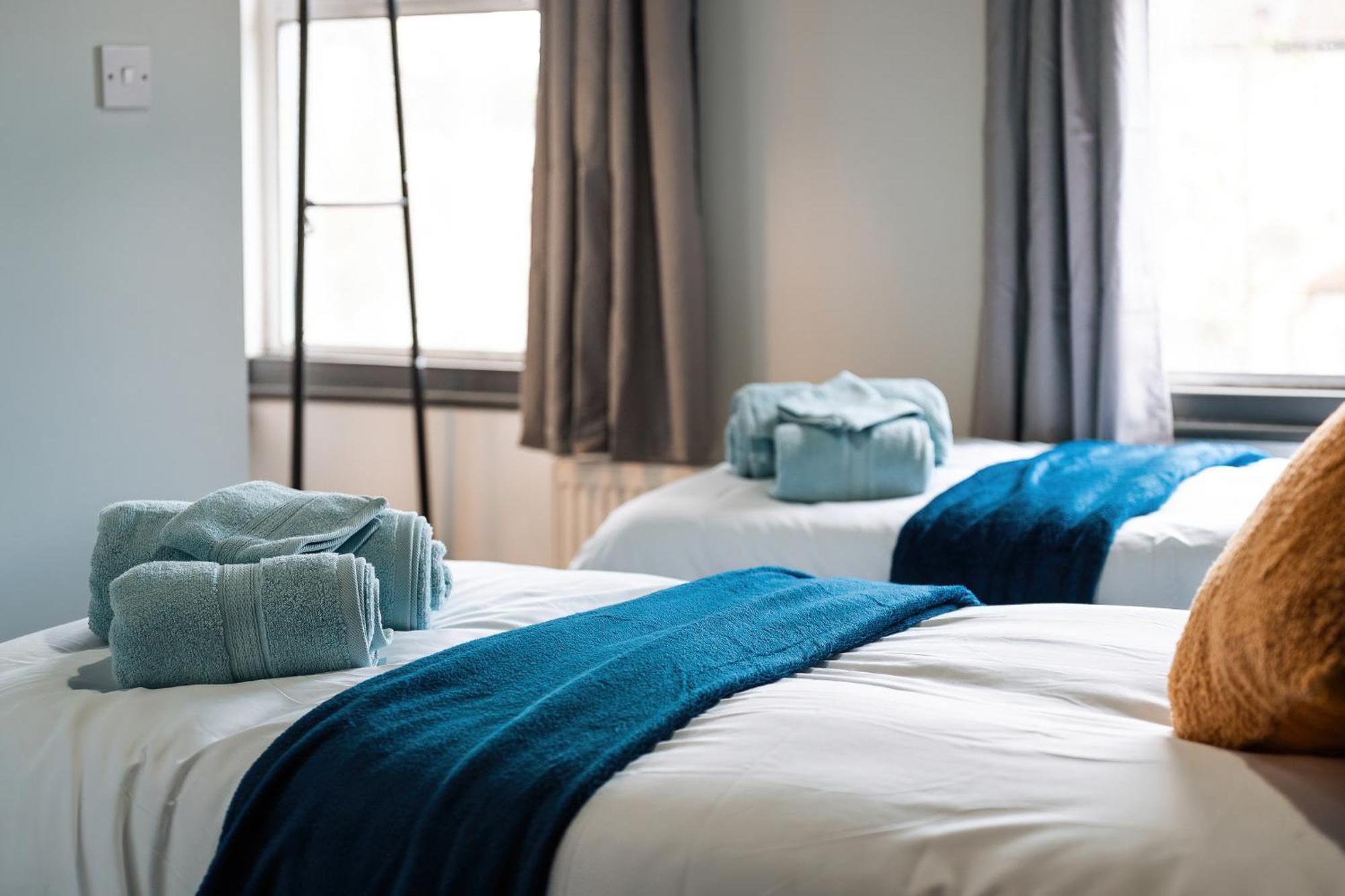 Edmonton - 4 Bedrooms, Sleeps 8, 3 Bathroom Contractor Base * Londra