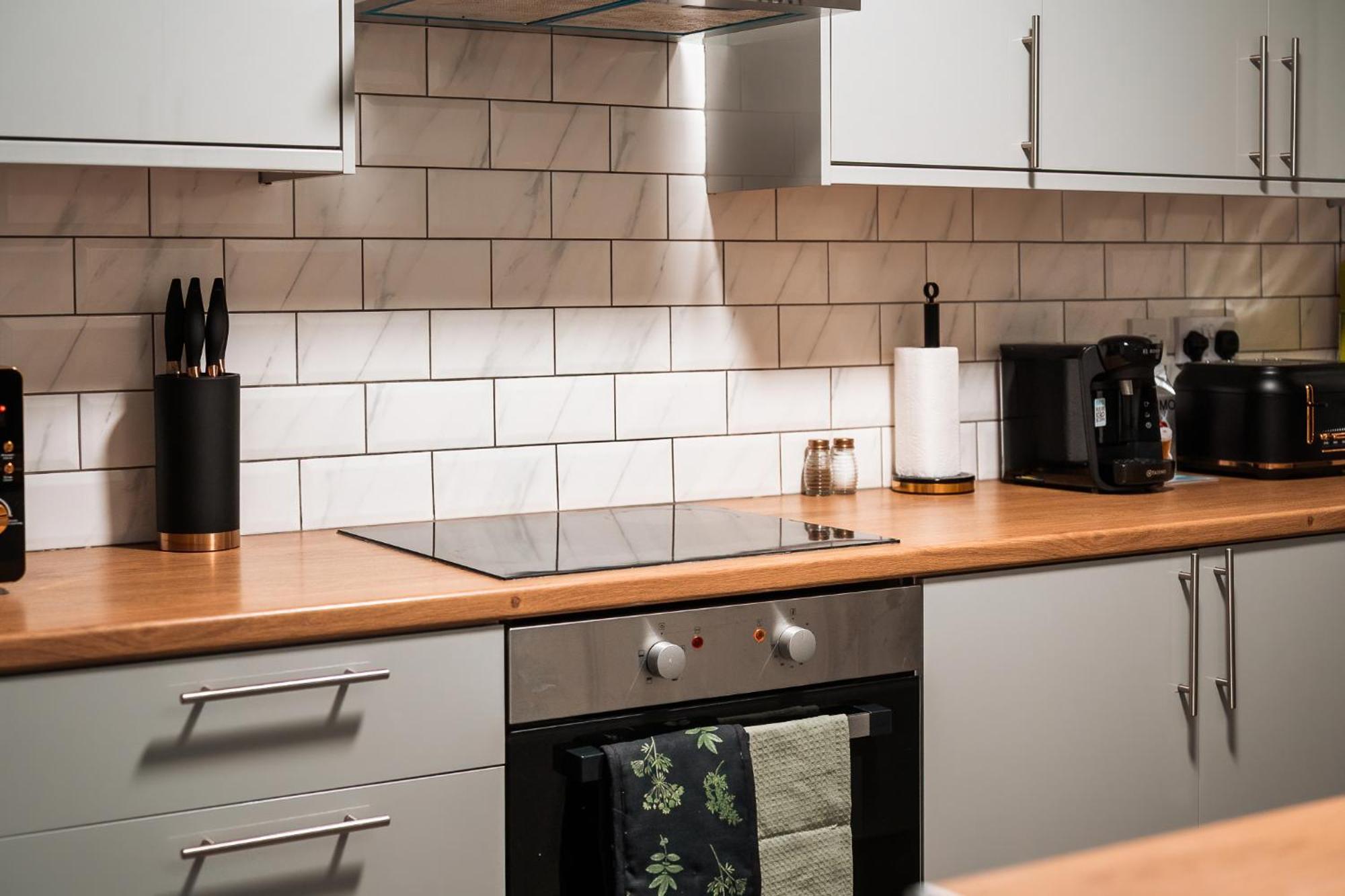 Edmonton - 4 Bedrooms, Sleeps 8, 3 Bathroom Contractor Base * Londra