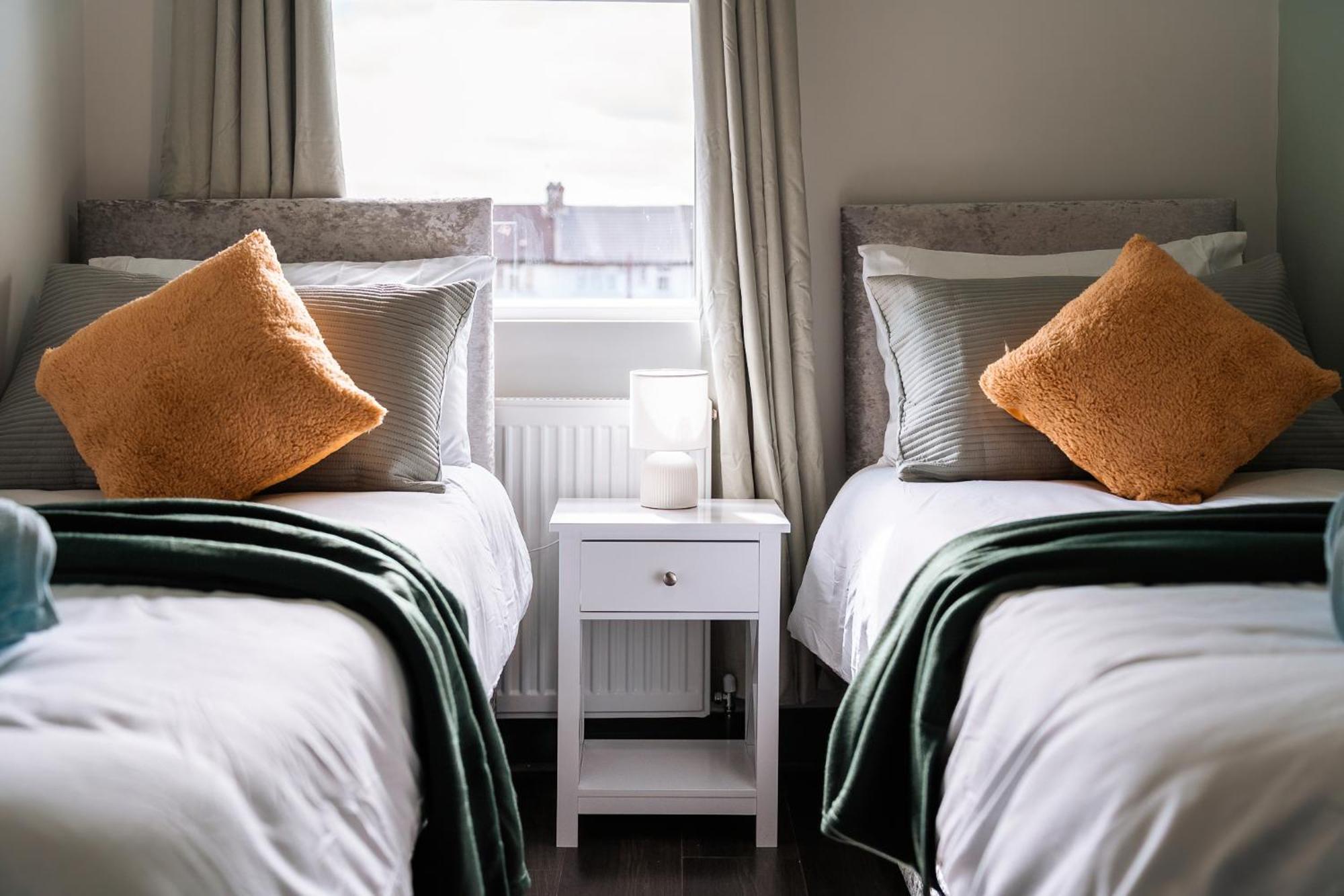 Edmonton - 4 Bedrooms, Sleeps 8, 3 Bathroom Contractor Base Londra