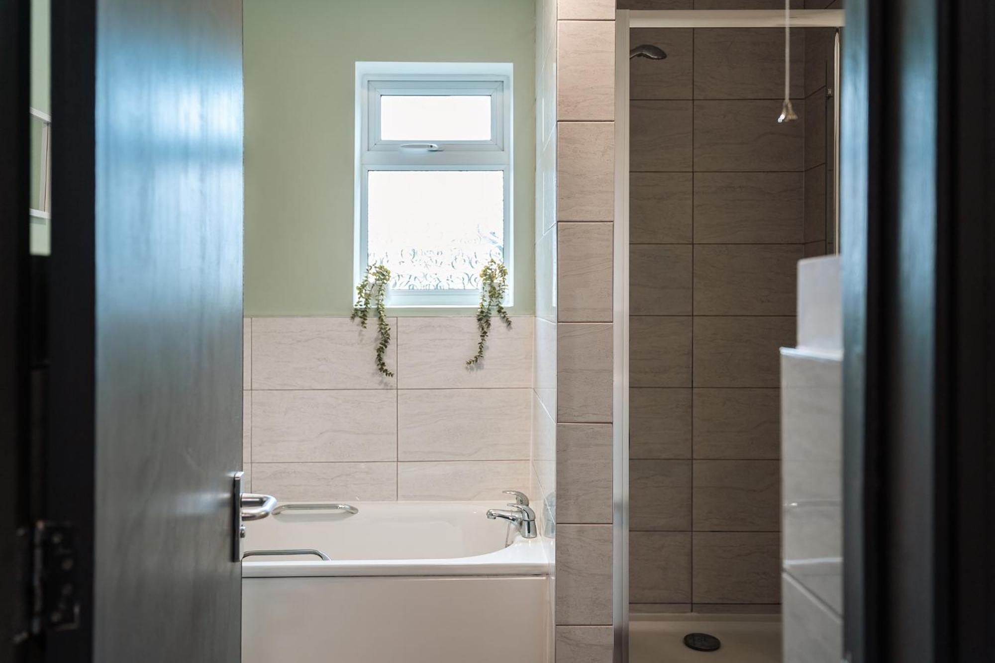 Casa vacanze Edmonton - 4 Bedrooms, Sleeps 8, 3 Bathroom Contractor Base *