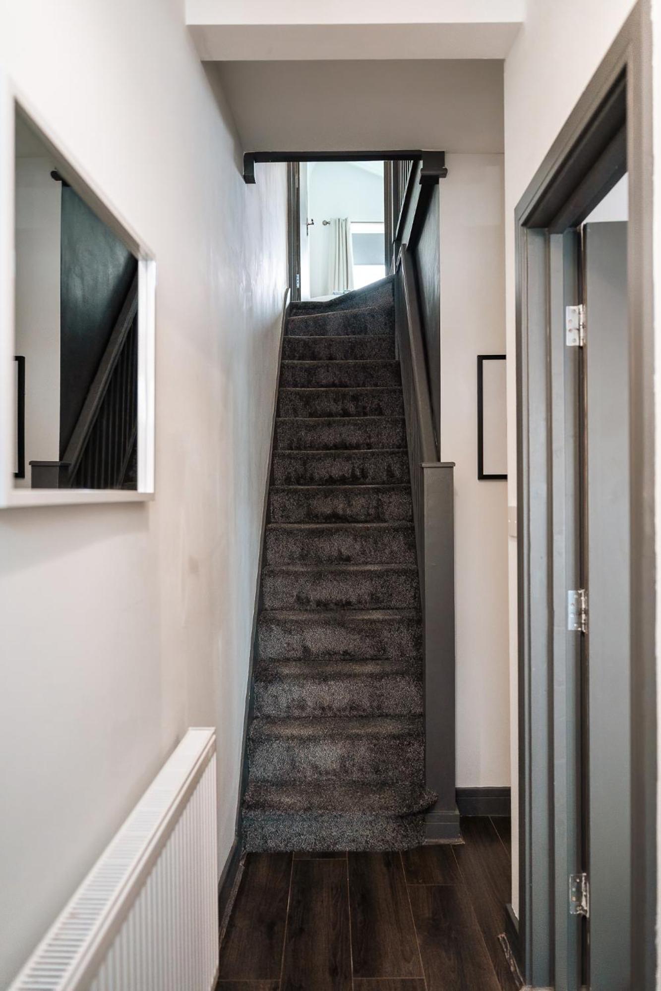 Casa vacanze Edmonton - 4 Bedrooms, Sleeps 8, 3 Bathroom Contractor Base *