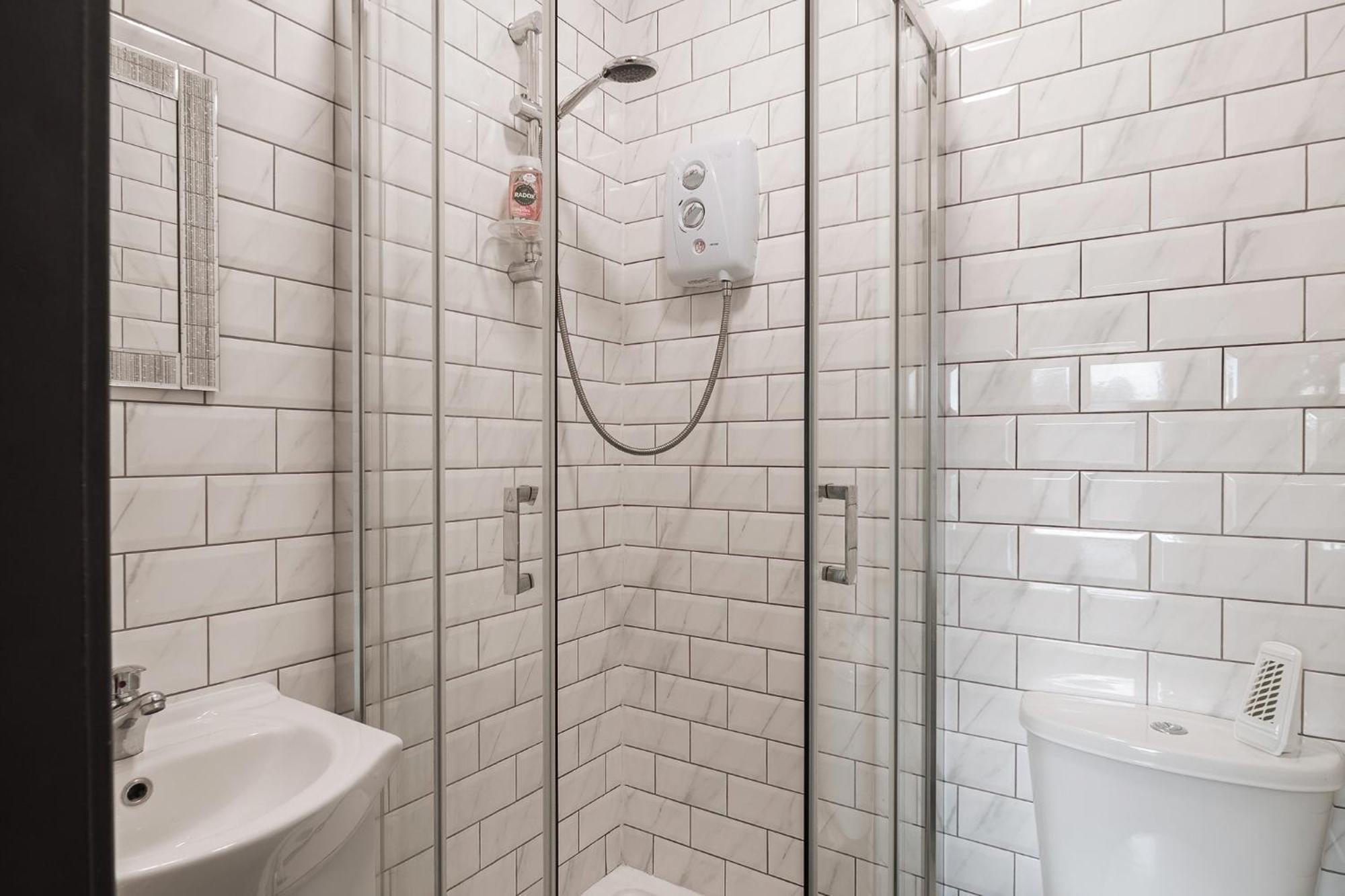 Edmonton - 4 Bedrooms, Sleeps 8, 3 Bathroom Contractor Base Casa vacanze Londra