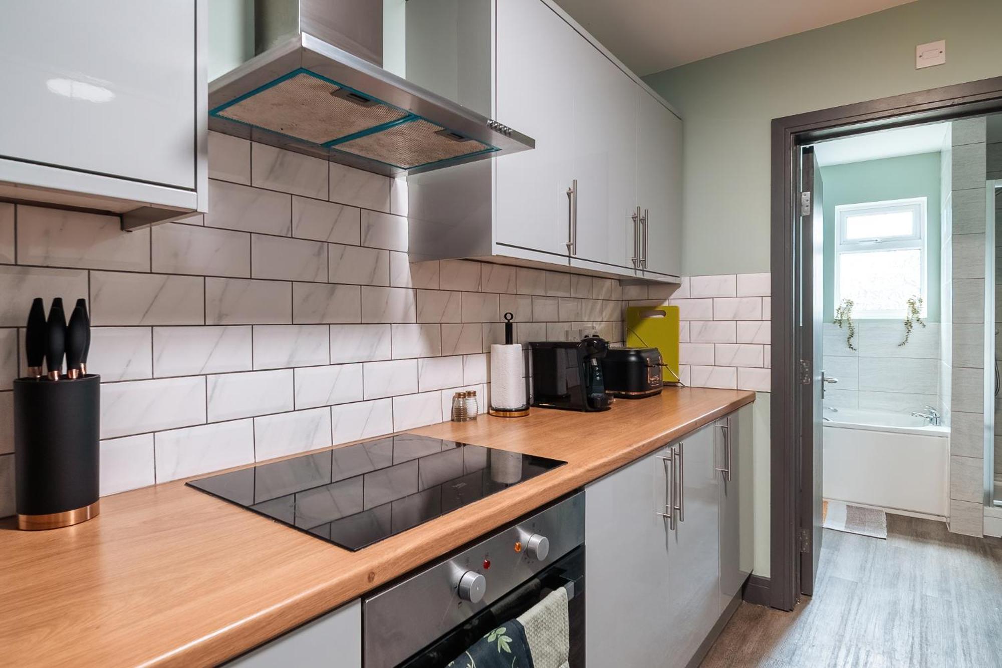 Edmonton - 4 Bedrooms, Sleeps 8, 3 Bathroom Contractor Base * Londra